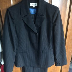 Ladies business suit. Size 16.